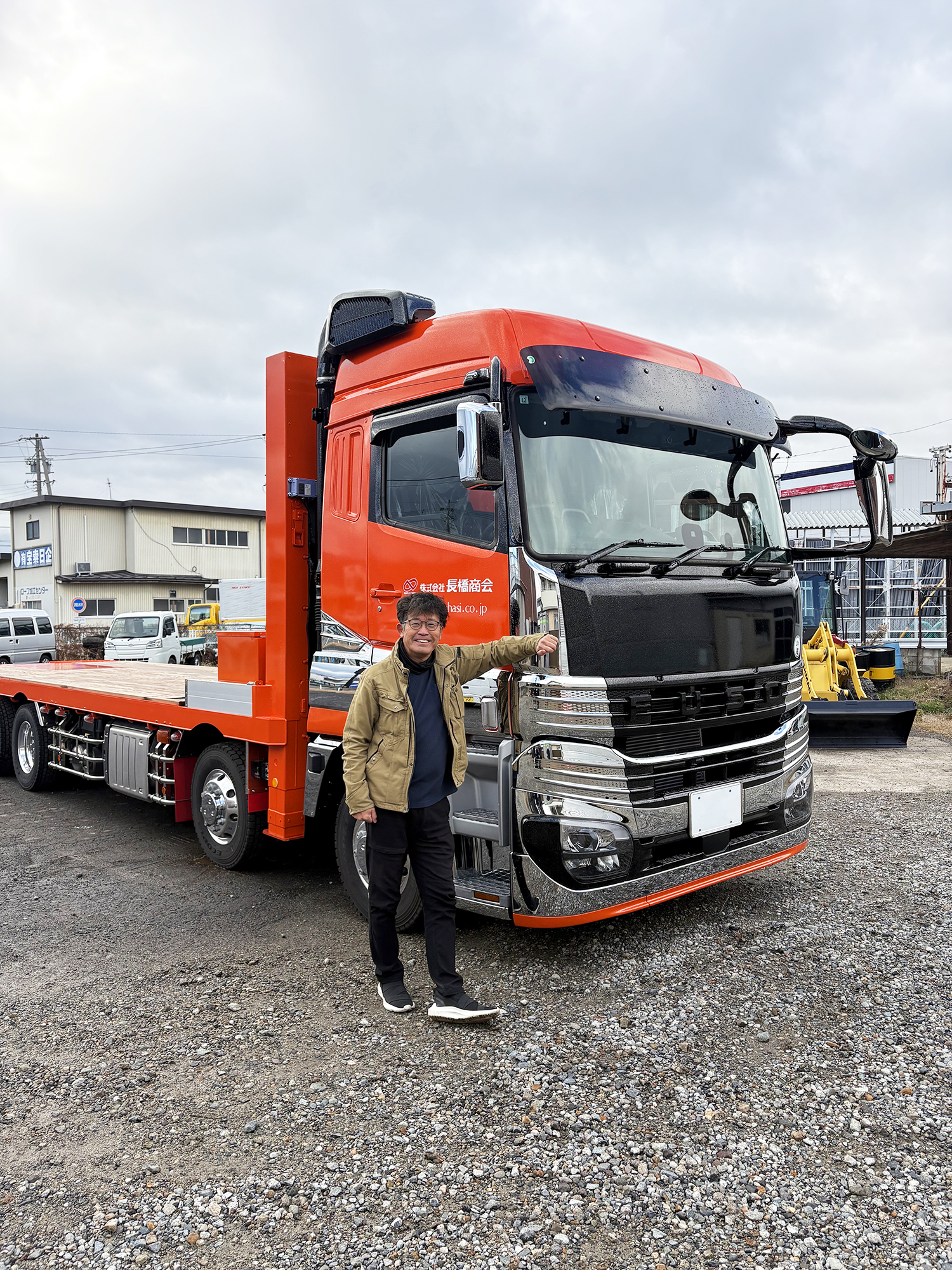 新車の運搬車が仲間に加わりました。